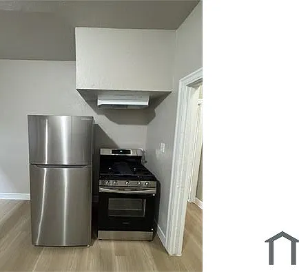 811 W 43rd St — Photo 7