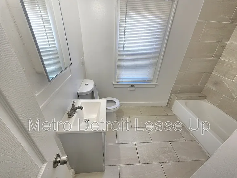 3651 Buckingham Ave — Photo 5