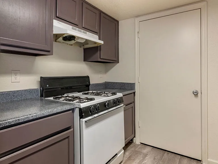 Madelyn Oaks Apartments — Photo 11
