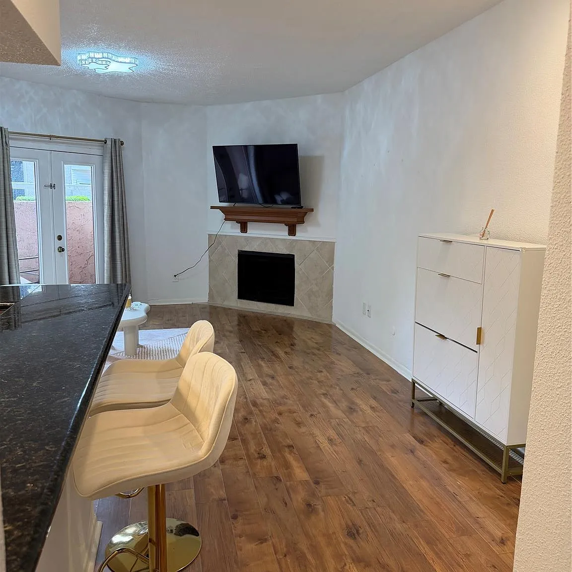 1 bed, 1.5 bath, 643 sqft, $1,000 — Photo 3