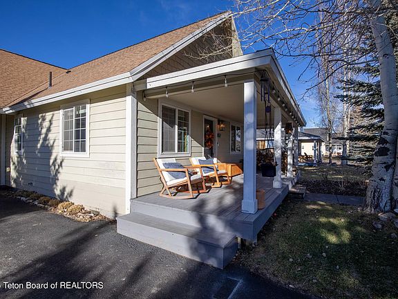 4th image of 852 Streamside St