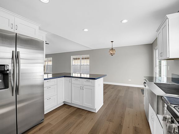 5th image of 224 N La Salle Ave