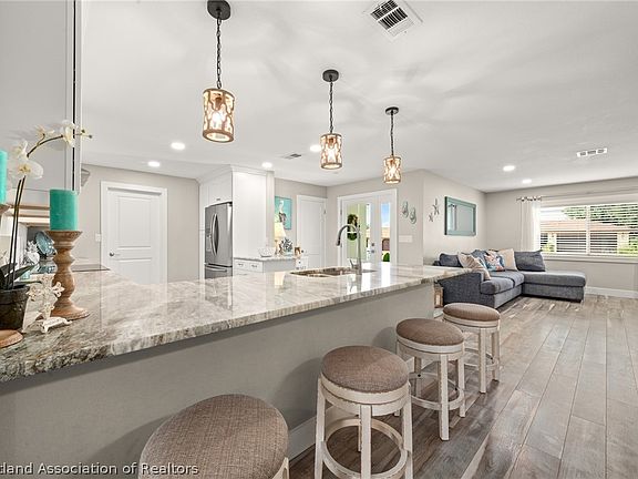 5th image of 2803 Summit Dr