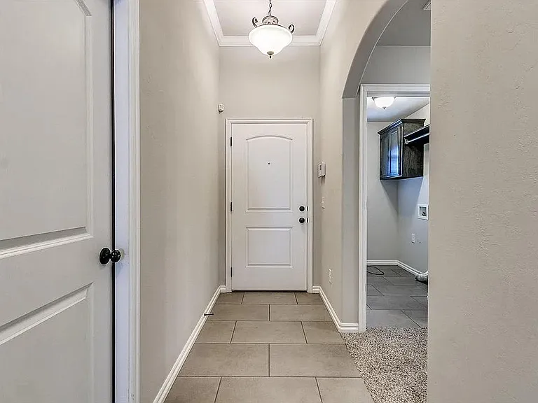 525 Talon Dr — Photo 3
