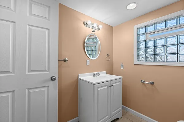 23233 Wellington Ave — Photo 16
