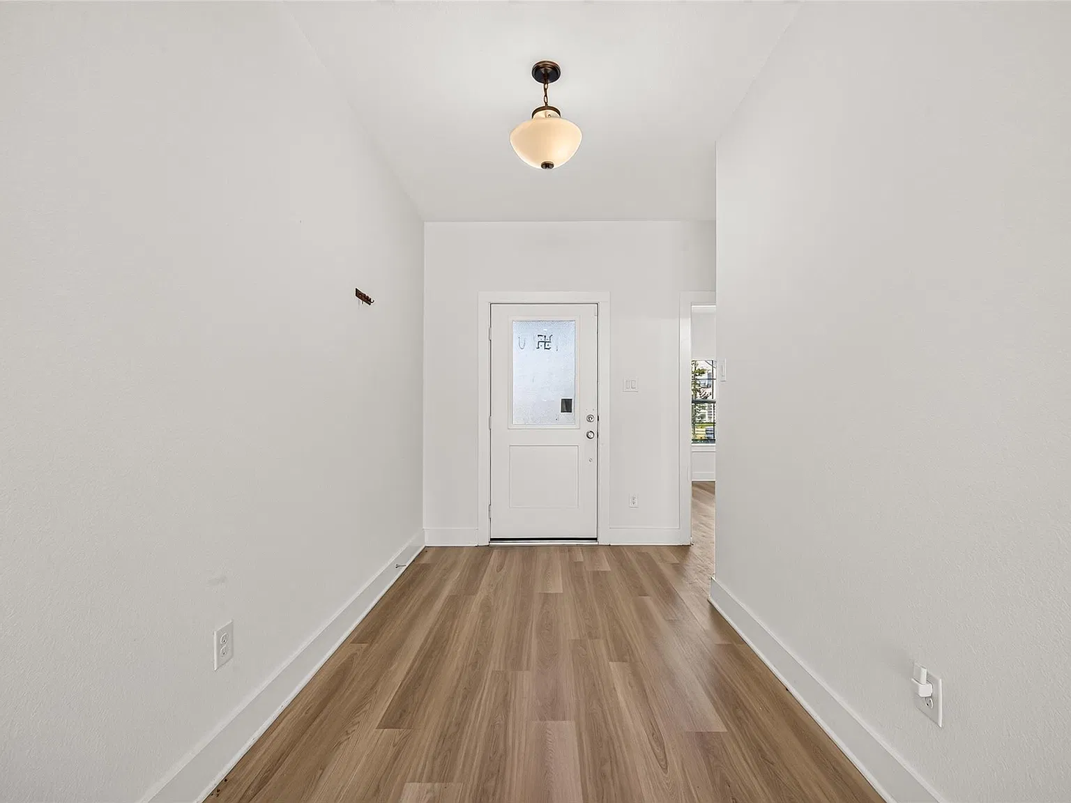 4 bed, 3.0 bath, 2506 sqft, $2,600 — Photo 4