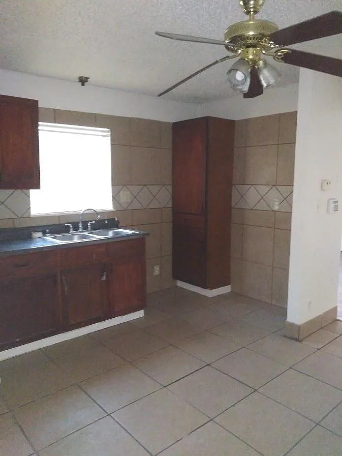 3 bed, 950 sqft, $1,150 — Photo 2