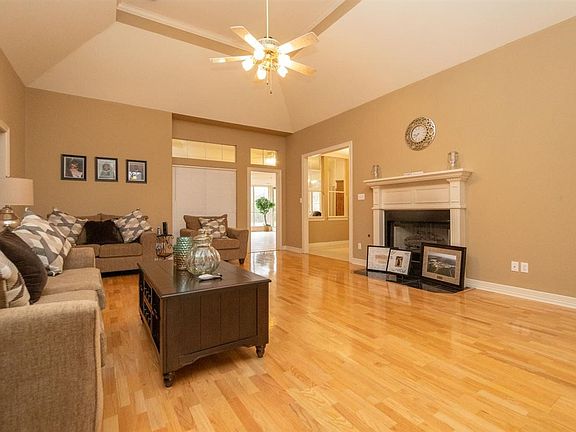 4th image of 1104 Dawnwood Dr