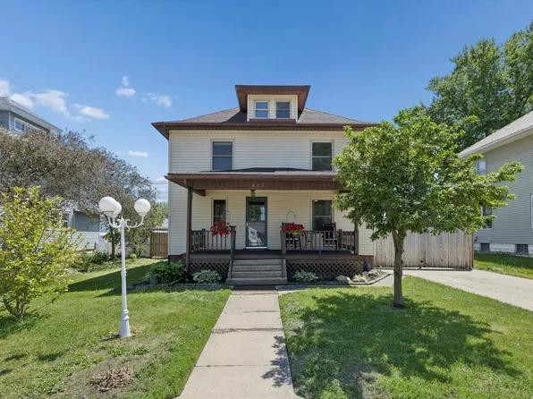 807 Fulton St, Grand Mound, IA 52751