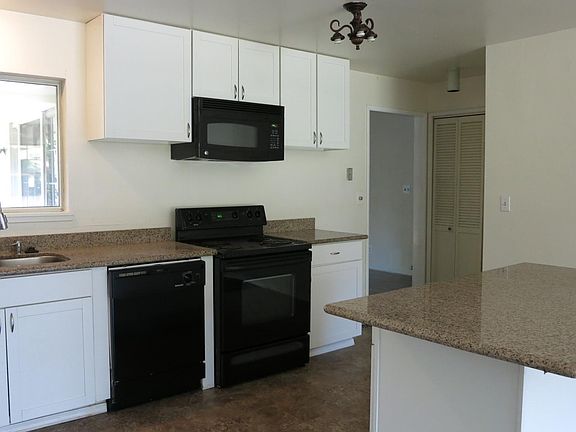 3rd image of 2414 78th Ave NE