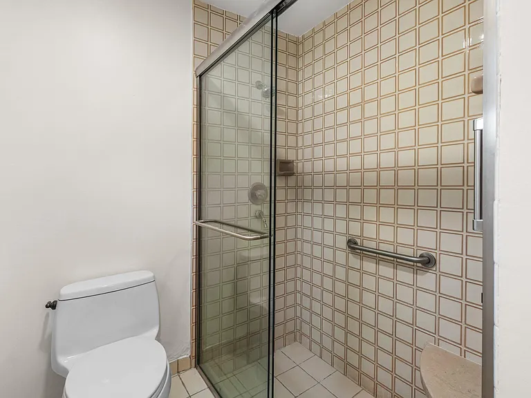 1051 SW 21st St — Photo 32