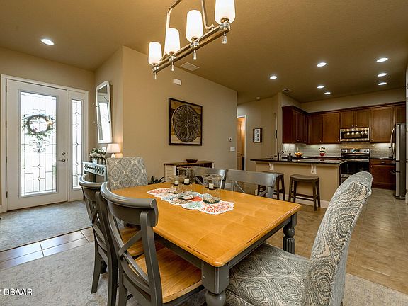 5th image of 773 Aldenham Ln