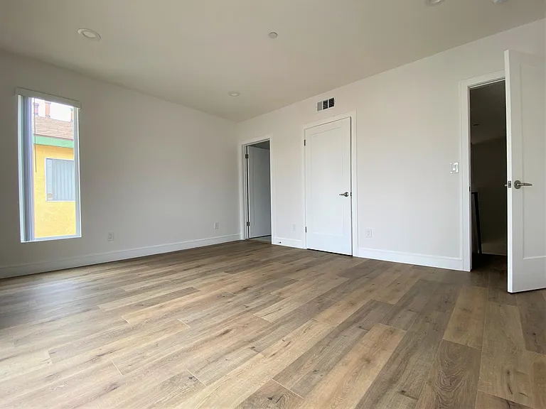 545 1/2 N Kingsley Dr — Photo 5
