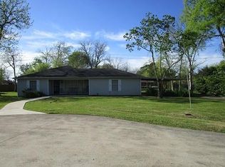 106 Queens Ct, Baytown, TX 77520