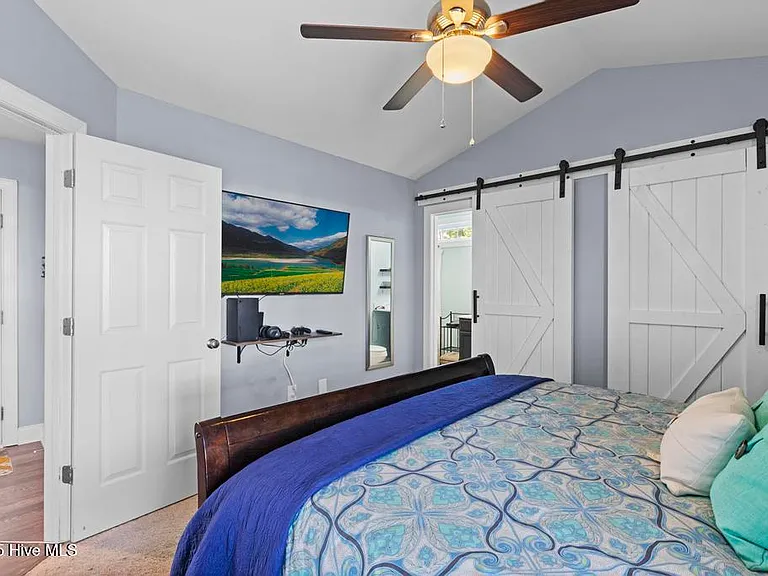 301 Pine Ridge Ln — Photo 17