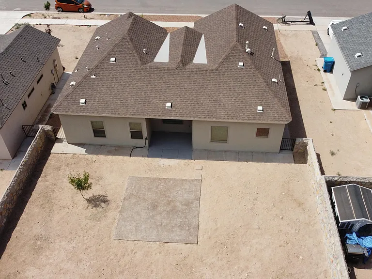 620 Adrian Arellano St W — Photo 15