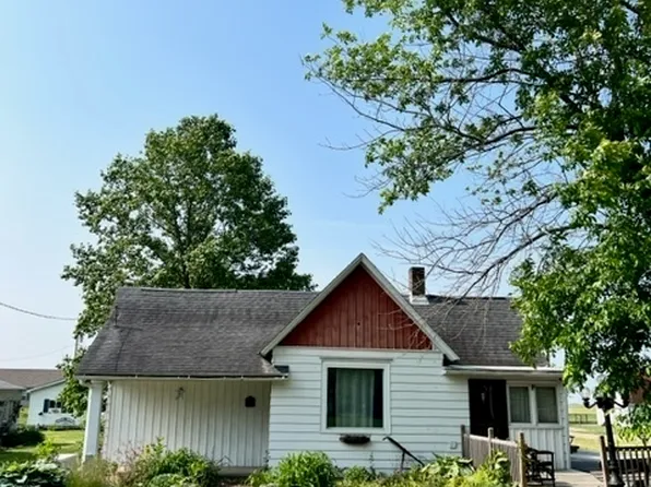 555 Grove St, Weldon, IL 61882