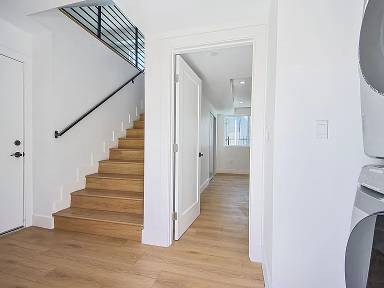 2851 S Victoria Ave — Photo 10