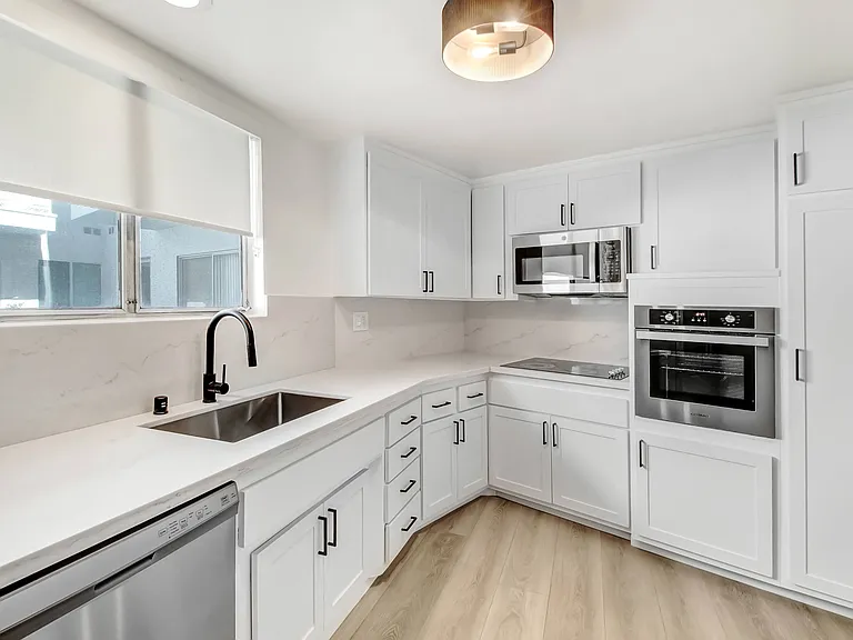 8430 De Longpre — Photo 4