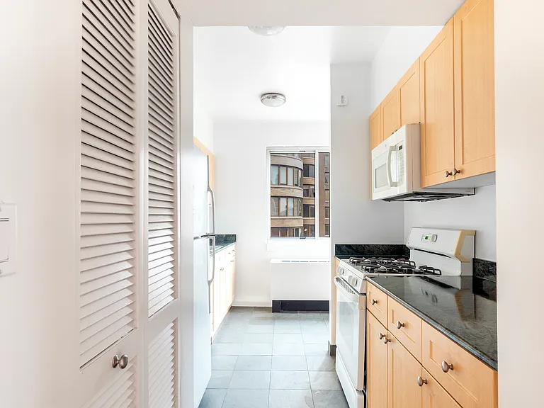 308 E 38th St #19A — Photo 5