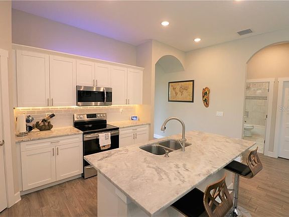 3rd image of 208 NE Jefferson Cir N