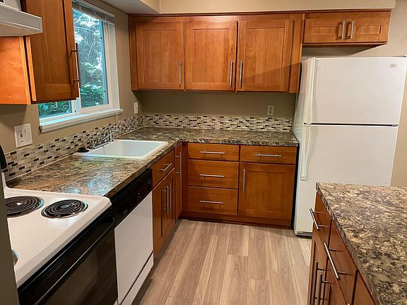 Full kitchen including dishwasher