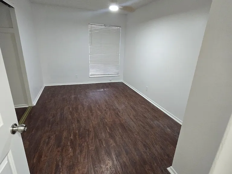 11146 Schuyler Ave — Photo 2