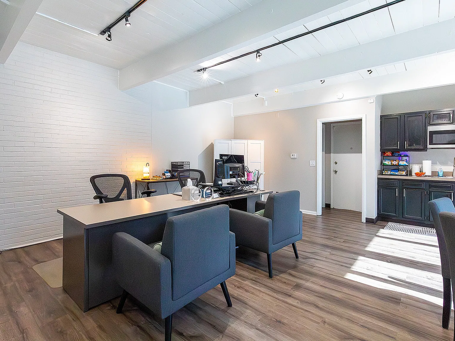 Tivoli Apartments — Photo 1