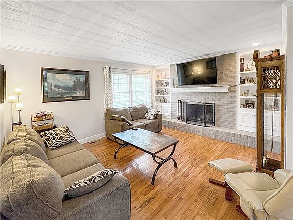 4th image of 2613 Paradise Rd
