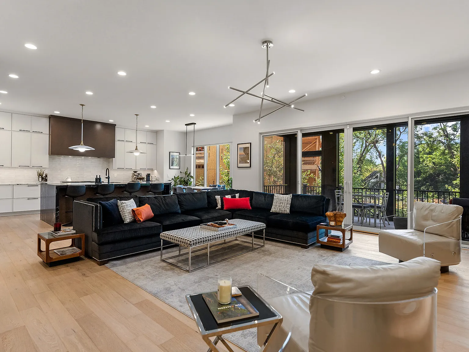 6 bed, 6.5 bath, 8000 sqft, $13,000 — Photo 2