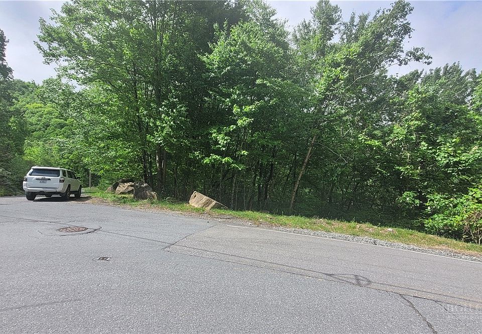 1st image of 425 Pinnacle Ridge Road