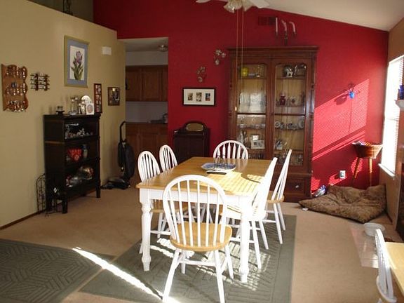 FAMILY/DINING ROOM