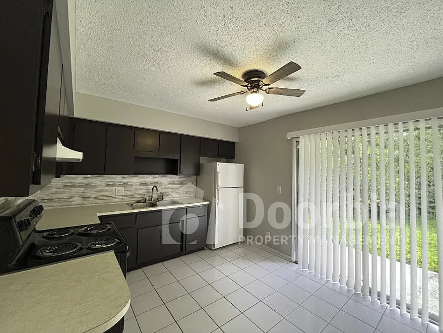 2 Bedroom, 2 Bathroom Single Story Duplex — Photo 4