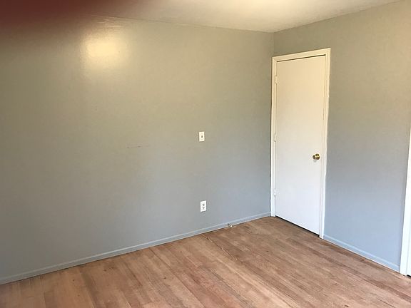 3rd image of 631 Maria St