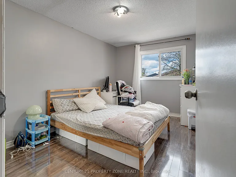 32 Lady Stewart Blvd — Photo 5