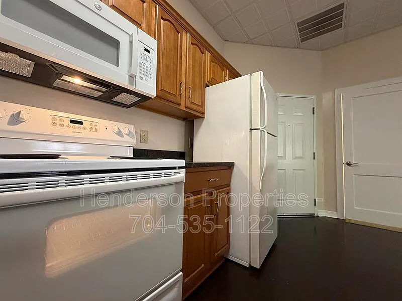 1 bed, 1.0 bath, 650 sqft, $950 — Photo 2