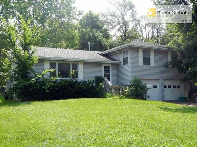 Expansive side to side split with maintenance free siding.