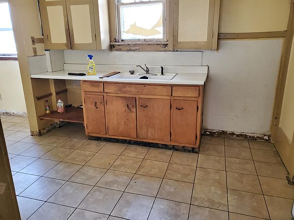 5th image of 961 E 14th Ave