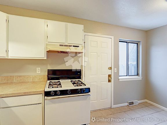 5th image of 109 Peony St SW