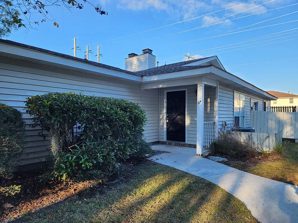 1211 King George Blvd #17