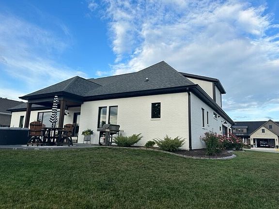 3rd image of 326 Fox Trail Dr