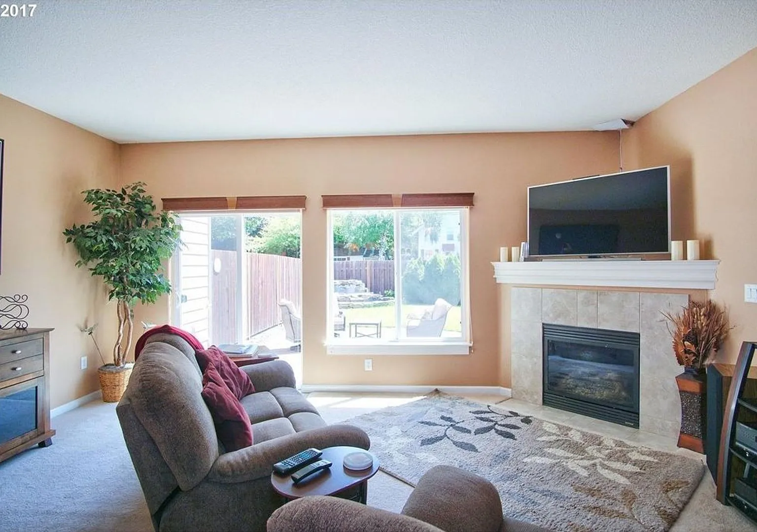 Excellent Location ! Nice Townhome with large fenced backyard. Close to shops, Walkscore is 70 ! — Photo 4
