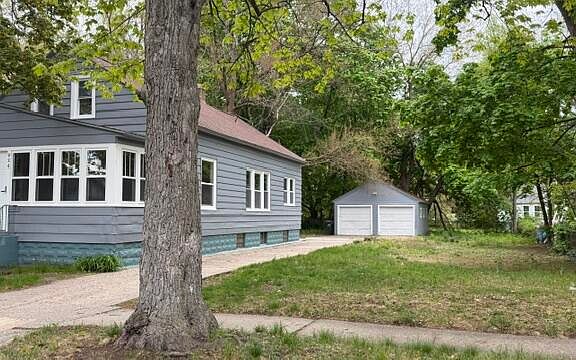 2nd image of 926 Williams St