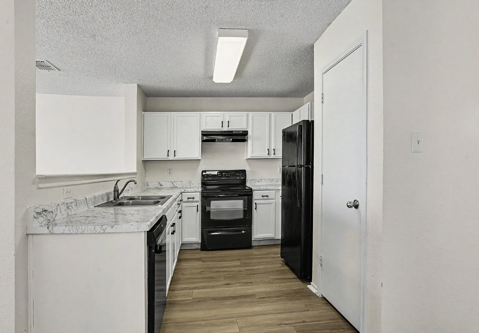 3 bed, 2.0 bath, 1389 sqft, $2,695 — Photo 4