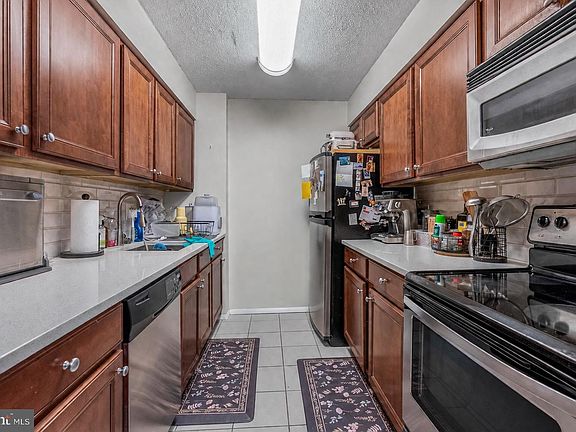 4th image of 1420 Locust St APT 6M