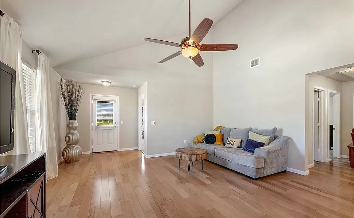 4 bed, 1895 sqft, $2,300 — Photo 4