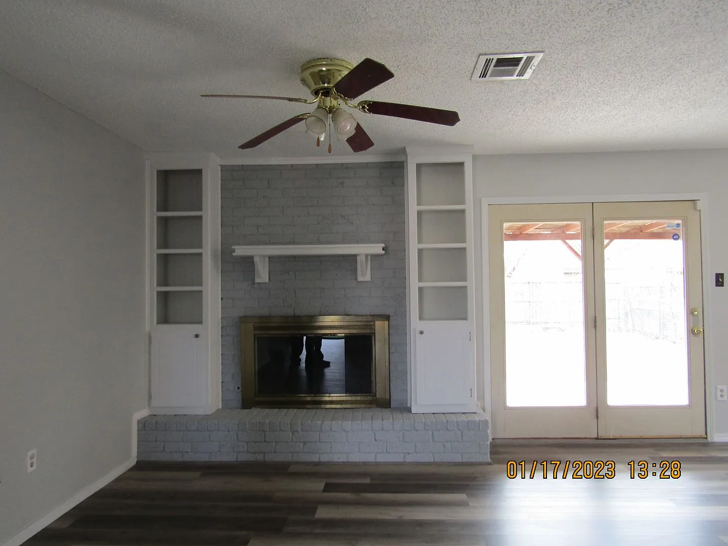 West side home located close to shopping, restaurants — Photo 2