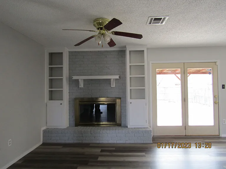 7008 NW Kingsbury Ave — Photo 2