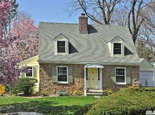 3 Sunset Ln, Port Washington, NY 11050