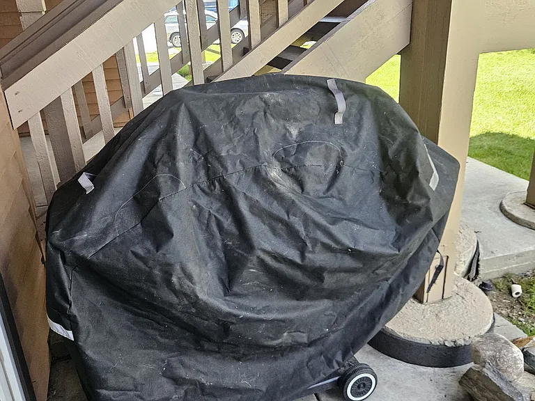 Front Yard Grill Works with propane tank.